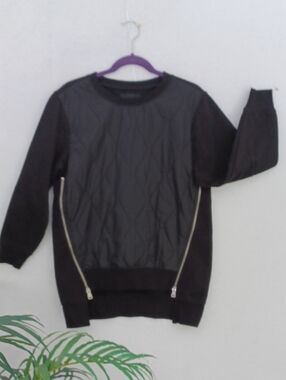 Izzue Collection Men's Quilted Front Black Crewneck Pullover with Zipper Accents